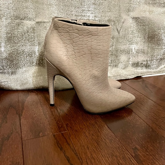 NWT ALDO Silver, Grey textured Leather stiletto booties - Picture 5 of 10